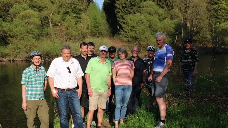 Gruppenbild am geplanten Standort der Radbrücke Dreisel