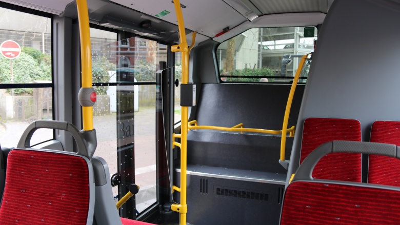 Eine vierte bzw. fünfte Tür am Ende des Busses soll für mehr Ausweichmöglichkeiten und Nutzung der Stehplätze hinten sorgen.