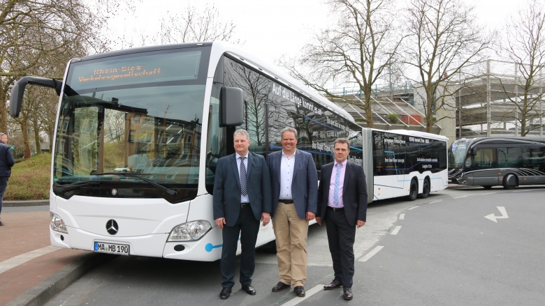 Der Bus in seiner gesamten Länge.