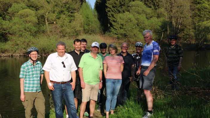 Gruppenbild am geplanten Standort der Radbrücke Dreisel